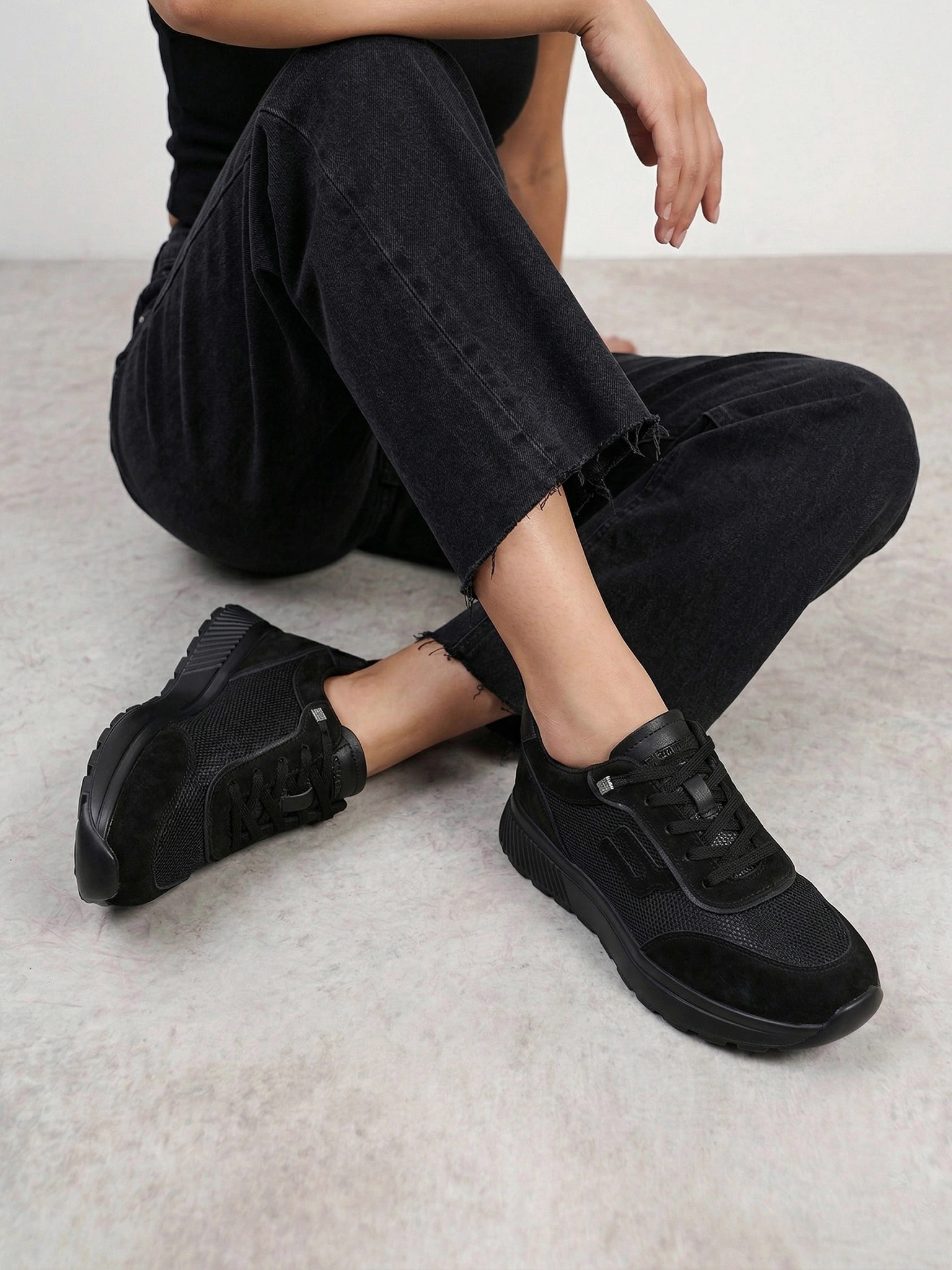 Кроссовки комбинированные черного цвета на низкой подошве